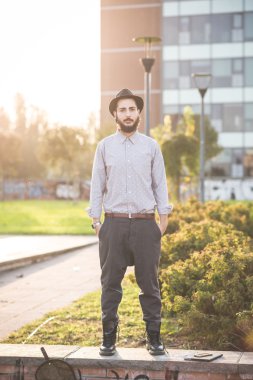 Hipster şehirdeki şapkalı adam sakallı