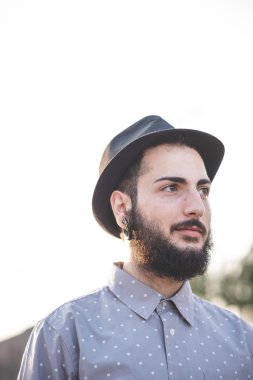 Hipster şehirdeki şapkalı adam sakallı