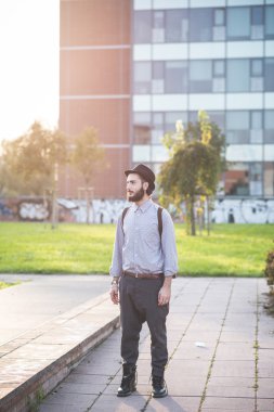 Hipster şehirdeki şapkalı adam sakallı