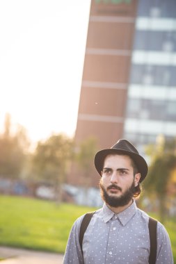 Hipster şehirdeki şapkalı adam sakallı