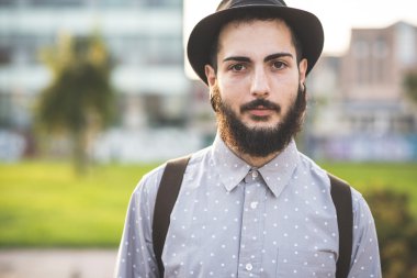 Hipster şehirdeki şapkalı adam sakallı