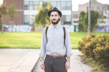 Hipster şehirdeki şapkalı adam sakallı