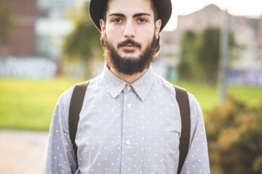Hipster şehirdeki şapkalı adam sakallı