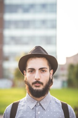 Hipster şehirdeki şapkalı adam sakallı