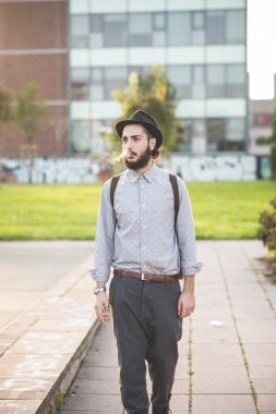 Modern adam şehre girer