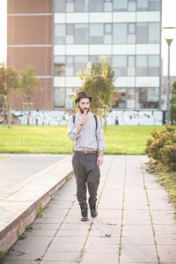 Modern adam şehre girer