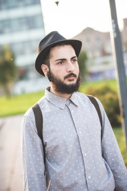 Modern adam şehre girer