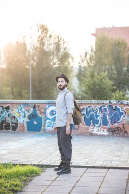 Hipster şehirdeki şapkalı adam sakallı