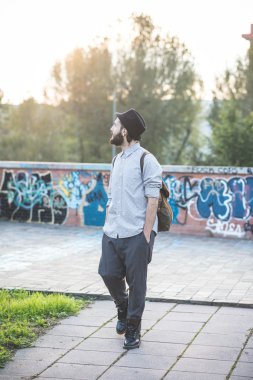 Modern adam şehre girer