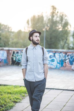 Modern adam şehre girer