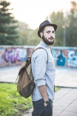 Hipster şehirdeki şapkalı adam sakallı