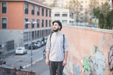 Hipster şehirdeki şapkalı adam sakallı