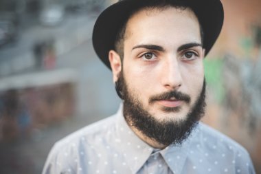 Hipster şehirdeki şapkalı adam sakallı