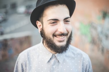 Yakışıklı adam şehirde poz