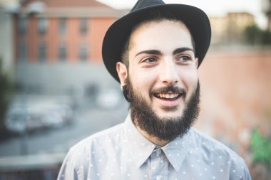 Yakışıklı adam şehirde poz