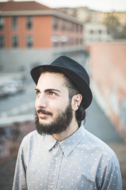 Hipster şehirdeki şapkalı adam sakallı
