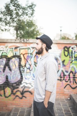 Hipster şehirdeki şapkalı adam sakallı