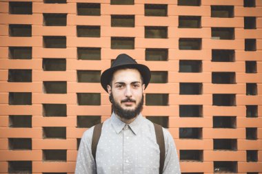 Hipster şehirdeki şapkalı adam sakallı