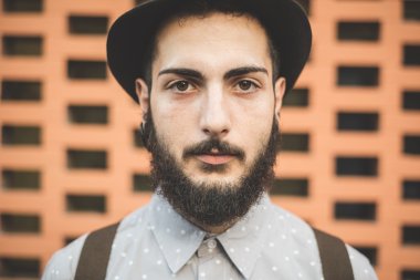Hipster şehirdeki şapkalı adam sakallı