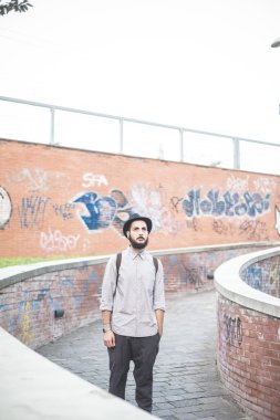 Hipster şehirdeki şapkalı adam sakallı