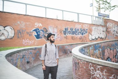 Hipster şehirdeki şapkalı adam sakallı