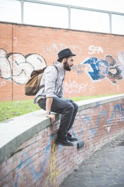 Hipster şehirdeki şapkalı adam sakallı