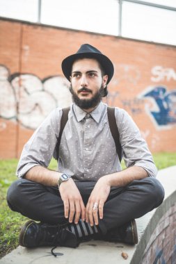 Hipster şehirdeki şapkalı adam sakallı