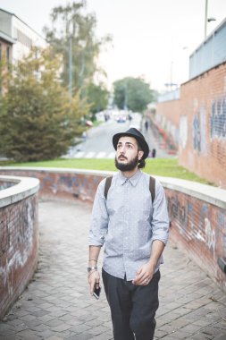 Hipster şehirdeki şapkalı adam sakallı