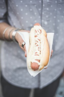 Erkek el holding sosisli sandviç