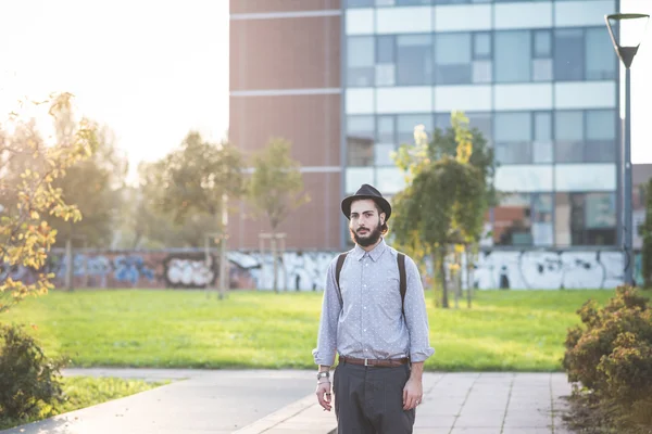 Hipster skäggig man i hatt i stan — Stockfoto