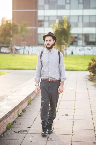 Moderna människan promenader i staden — Stockfoto