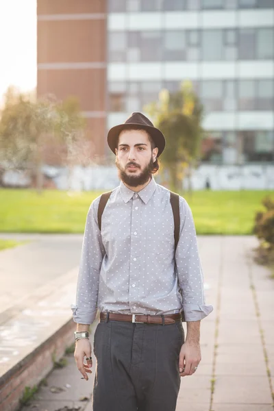 Moderner Mann spaziert durch die Stadt — Stockfoto