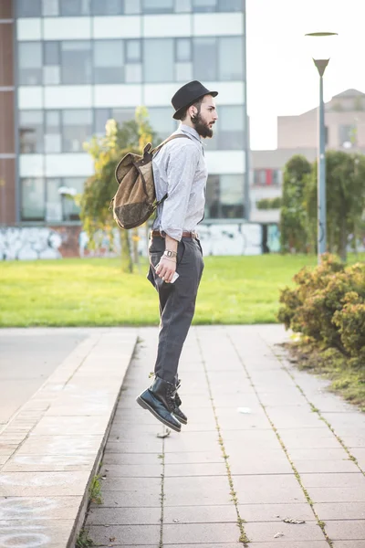 Hipster 남자가 거리에서 점프 — 스톡 사진