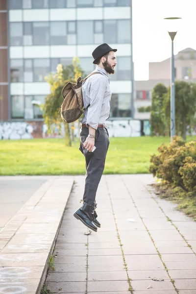 Hipster man springen op de straat — Stockfoto