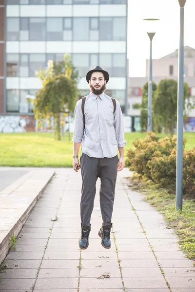 Hipster-Mann springt auf die Straße — Stockfoto