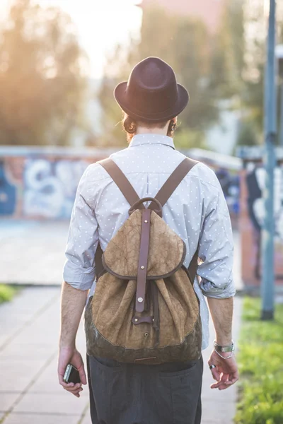 Jovem homem moderno com saco de viagem — Fotografia de Stock