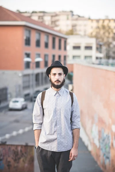 Hipster uomo barbuto in cappello in città — Foto Stock