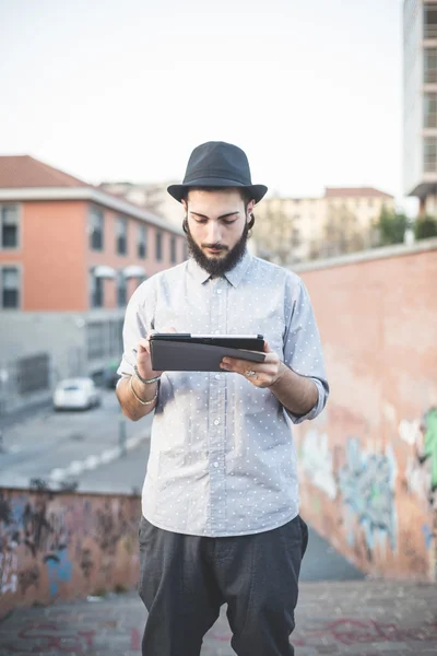 Homme moderne utilisant une tablette numérique — Photo