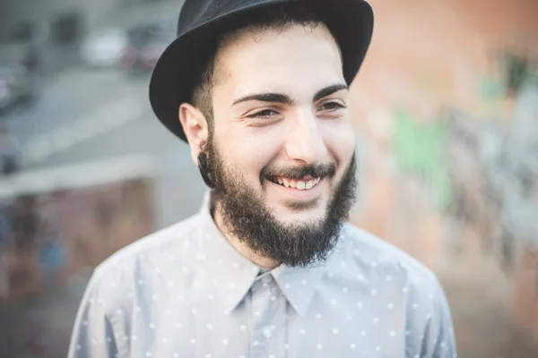 Bonito homem posando na cidade — Fotografia de Stock