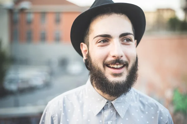 Bonito homem posando na cidade — Fotografia de Stock