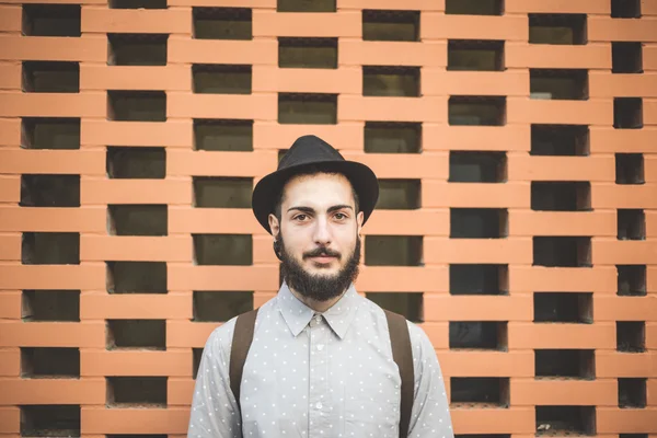 Hipster barbudo hombre en sombrero en la ciudad — Foto de Stock