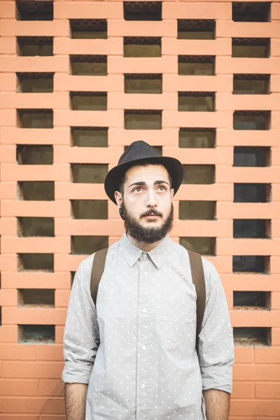 Hipster barbudo hombre en sombrero en la ciudad —  Fotos de Stock