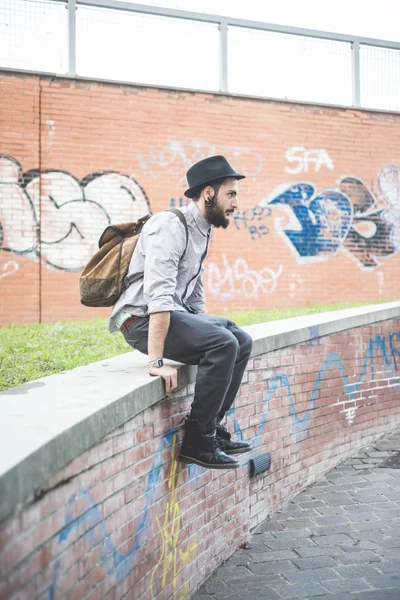 Hipster vousatý muž v klobouku ve městě — Stock fotografie