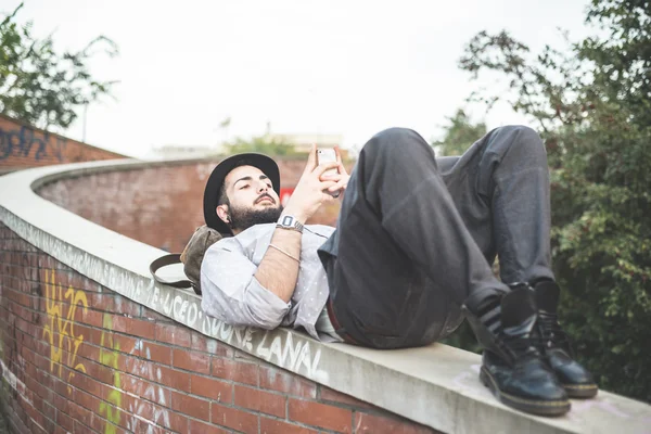 Moderne mens gebruikend smartphone in de stad — Stockfoto