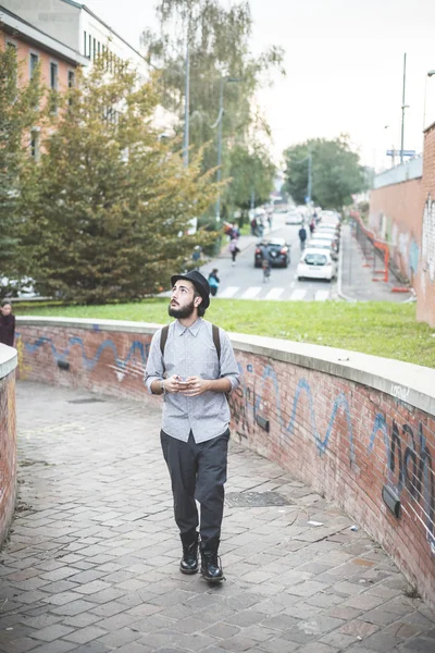 Hipster barbudo hombre en sombrero en la ciudad —  Fotos de Stock