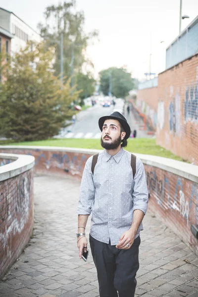 Hipster barbudo hombre en sombrero en la ciudad — Foto de Stock
