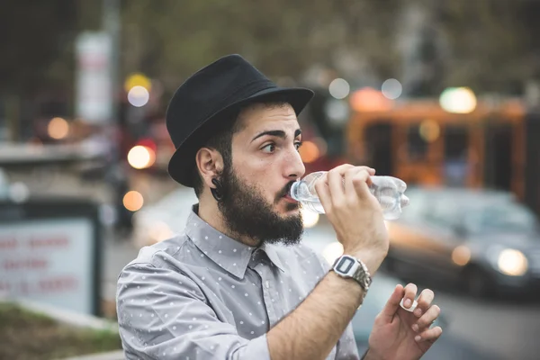 El hombre moderno bebe agua — Foto de Stock