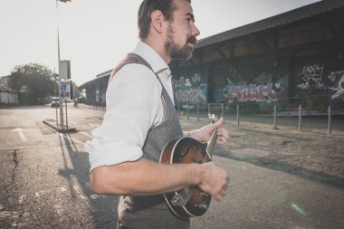 Hipster adam oyun mandolin