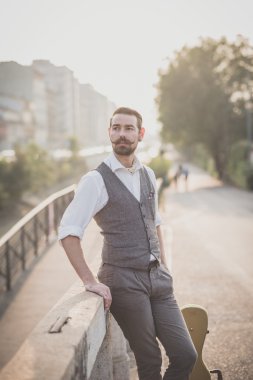 Hipster adam sokakta büyük bıyıklı