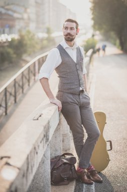 Hipster adam sokakta büyük bıyıklı